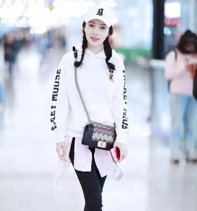 今年秋冬最chic！原來短發(fā)和帽子這么配?。? border=