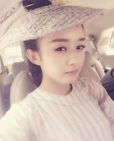 看看女星們花式戴草帽的帽子戲法！